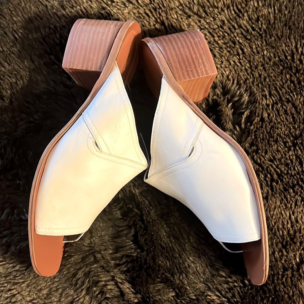 Diane Von Furstenberg White Mules/Sandals             Size: 9  Eur: 39 NWB